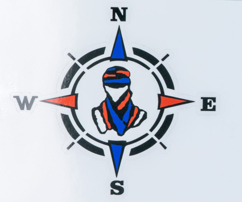 Naklejka – Beduin Tricolor wyśrodkowany z kompasem